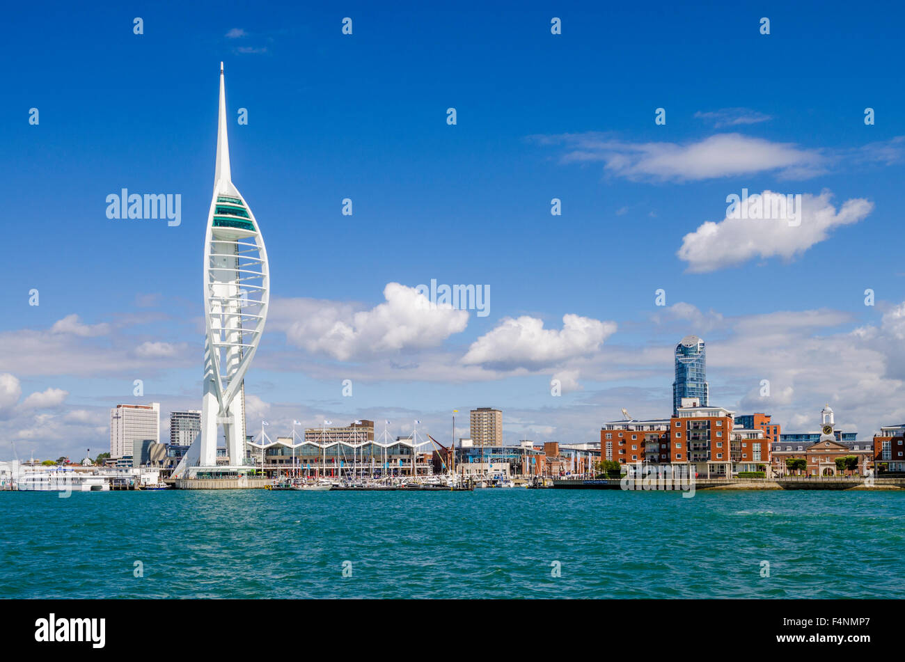 Spinnaker Tower mit Blick auf den Solent an Gunwharf Quays, Hafen von Portsmouth, Hampshire, England. Stockfoto