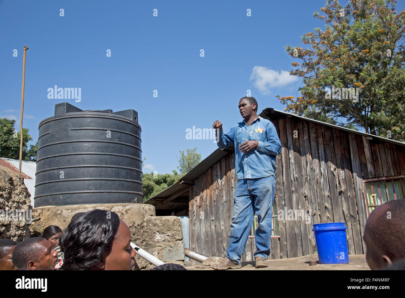 Afrikaner mit Wasserspeicher, die Bedeutung der Regenwassernutzung Kenia erklärt Stockfoto
