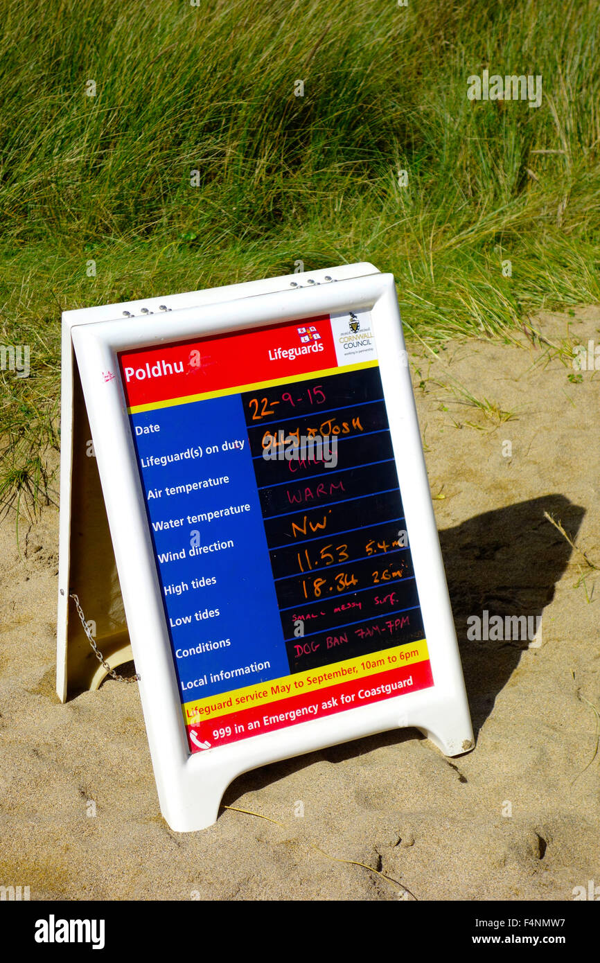 Rettungsschwimmer öffentliche Sicherheit Informationen Diagramm für die Badegäste an Poldhu Cove Beach, Halbinsel Lizard, Cornwall, England, UK Stockfoto