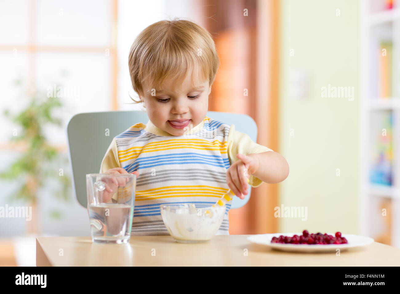 Kind gesund Essen mit dem Löffel Stockfoto
