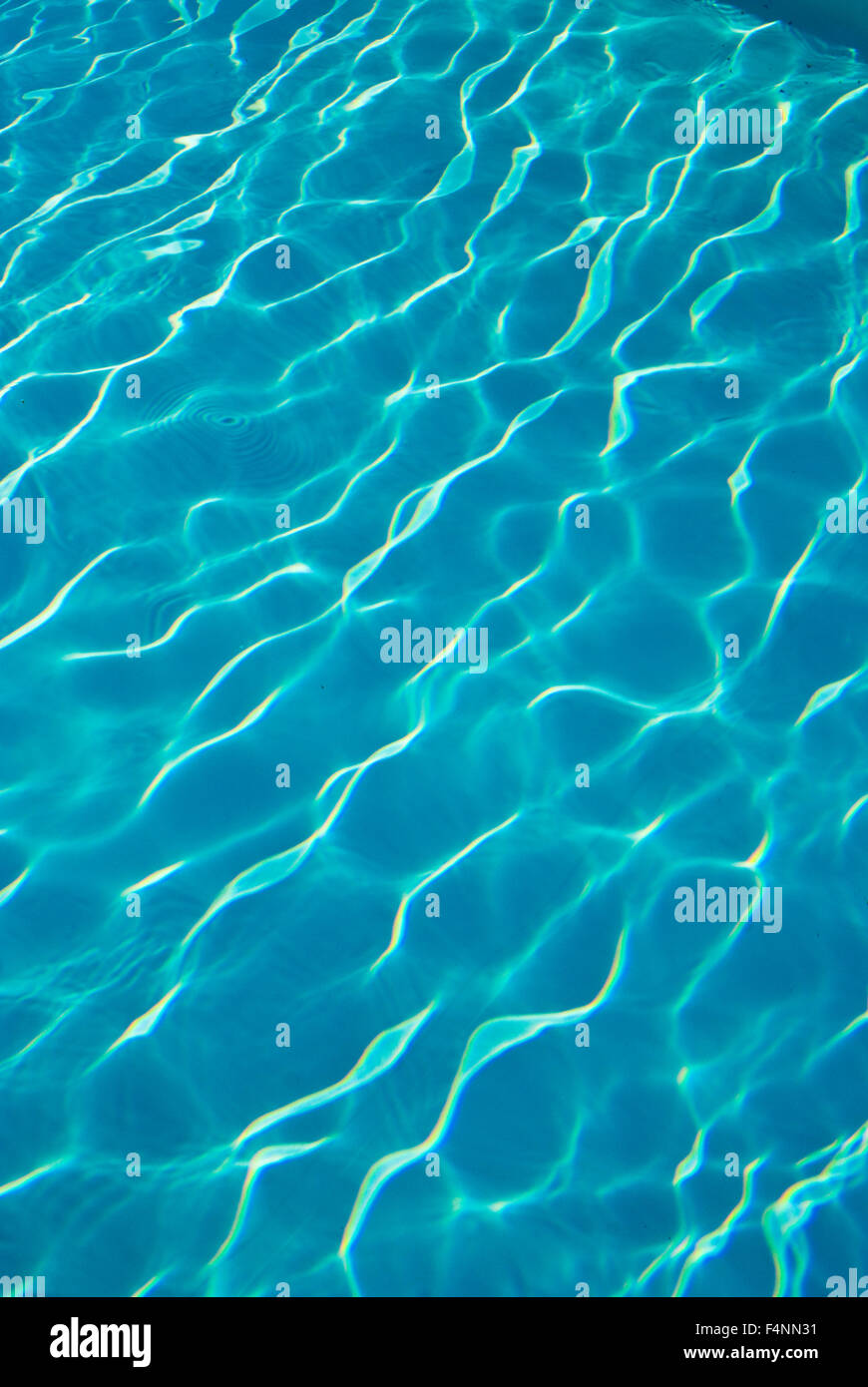 Blau, Wasser, Wellen, Reflexionen, Schwimmbad. Stockfoto