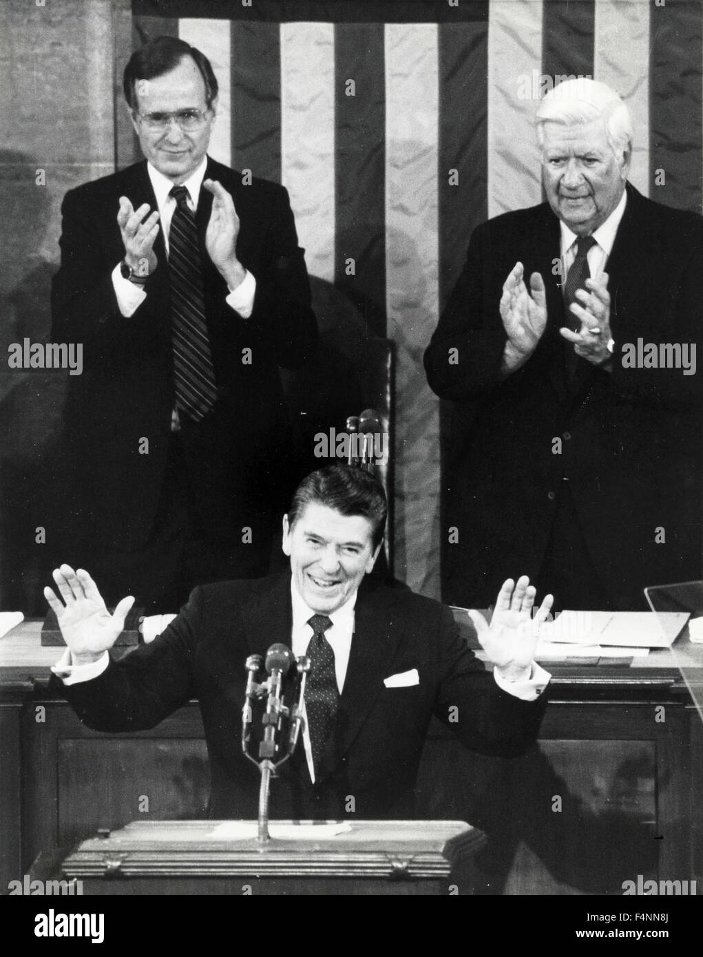 US-Präsident Ronald Reagan Beifall von Sprecher Thomas Tip O'Neill und Vize-Präsident George Bush während der Staat der Union, Washington, USA Stockfoto