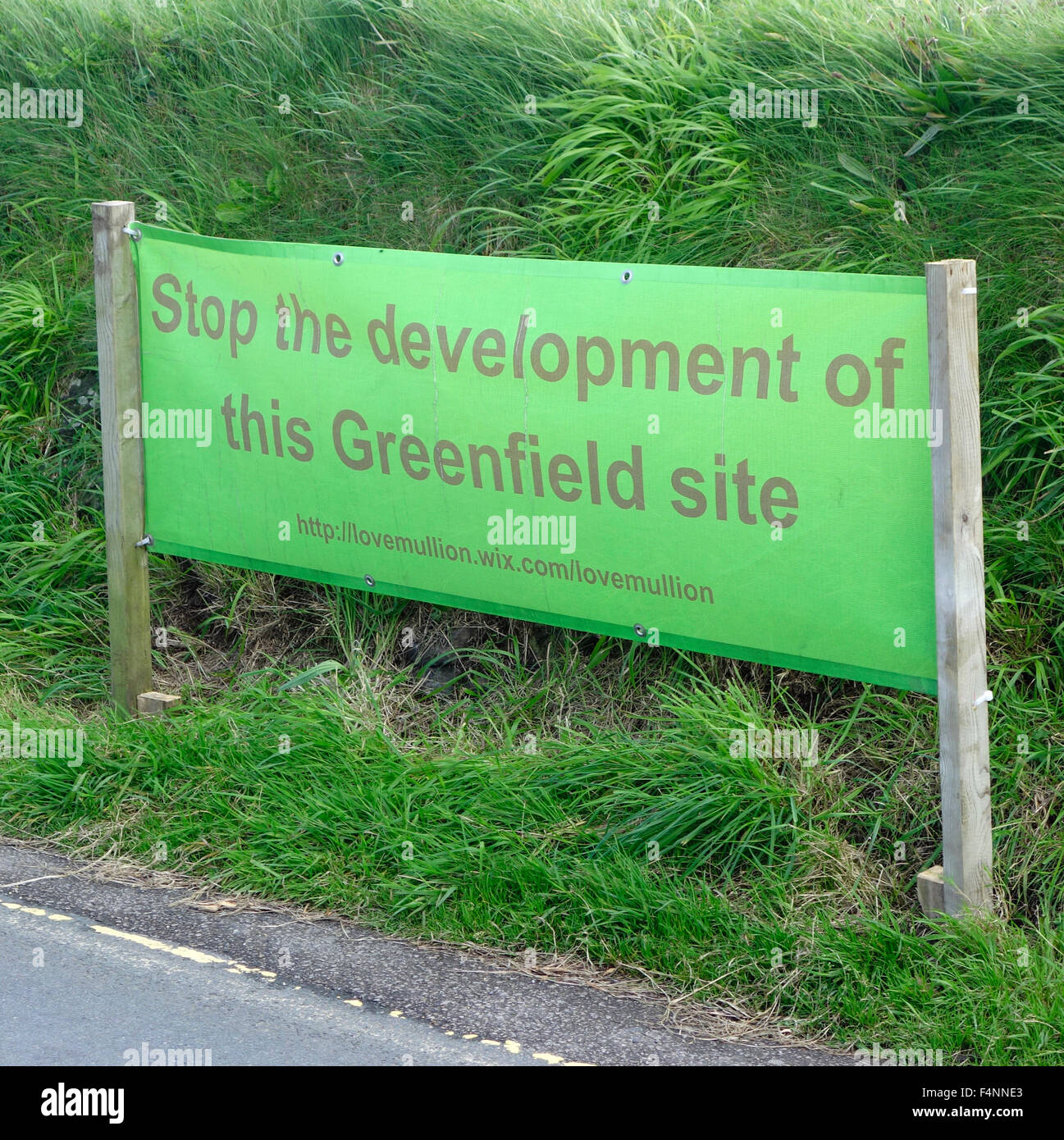 Greenfield Site Entwicklung Protest Banner, Mullion Dorf Halbinsel Lizard, Cornwall, England, Vereinigtes Königreich Stockfoto