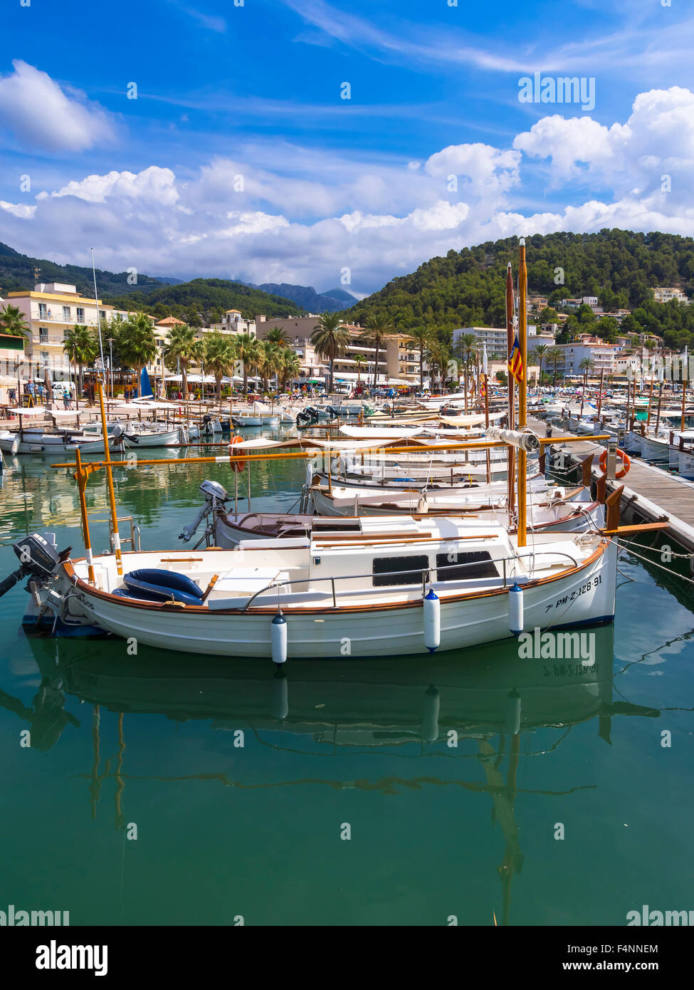 Weiße Angelboote/Fischerboote in den Hafen von Port de Soller, Soller, Mallorca, Balearen, Spanien Stockfoto