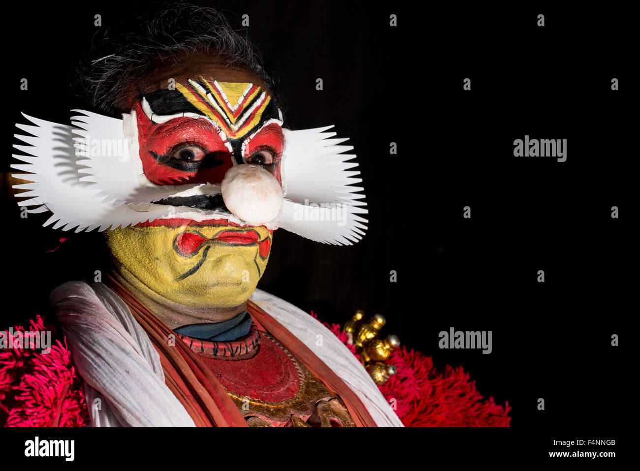 Eine katakali Künstler posiert mit dem kompletten den Charakter virabhatra Für die Play dhecheyagam Stockfoto