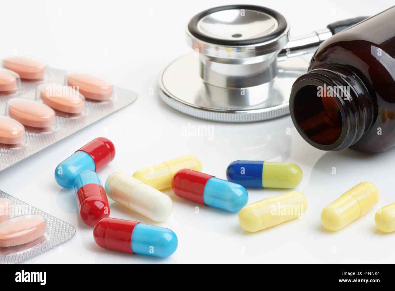 Nahaufnahme von statin und Beta-Blocker Pillen und Kapseln mit Flasche und  Stethoskop Stockfotografie - Alamy