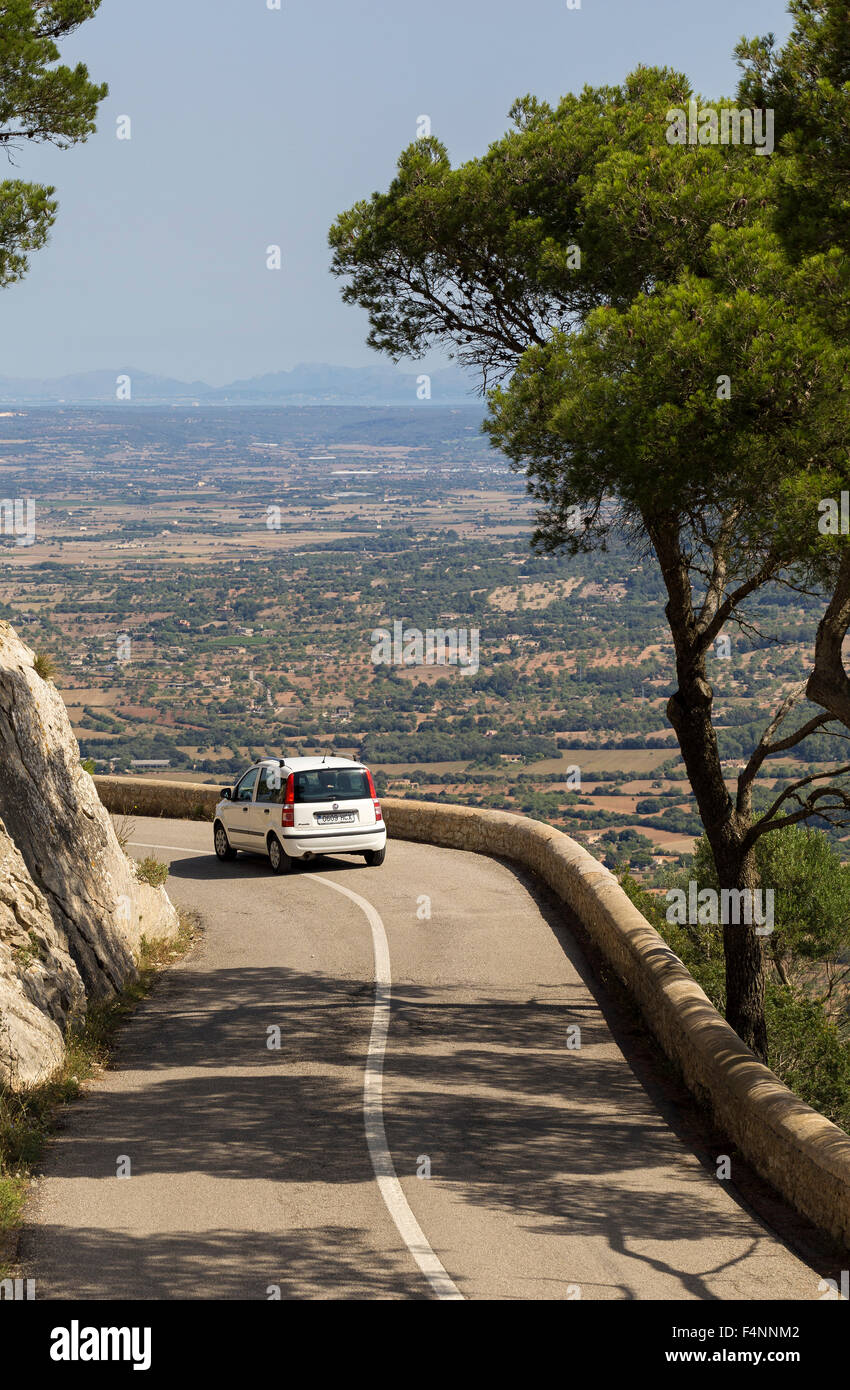 Auto auf einer schmalen Straße, Mallorca, Balearen, Spanien Stockfoto