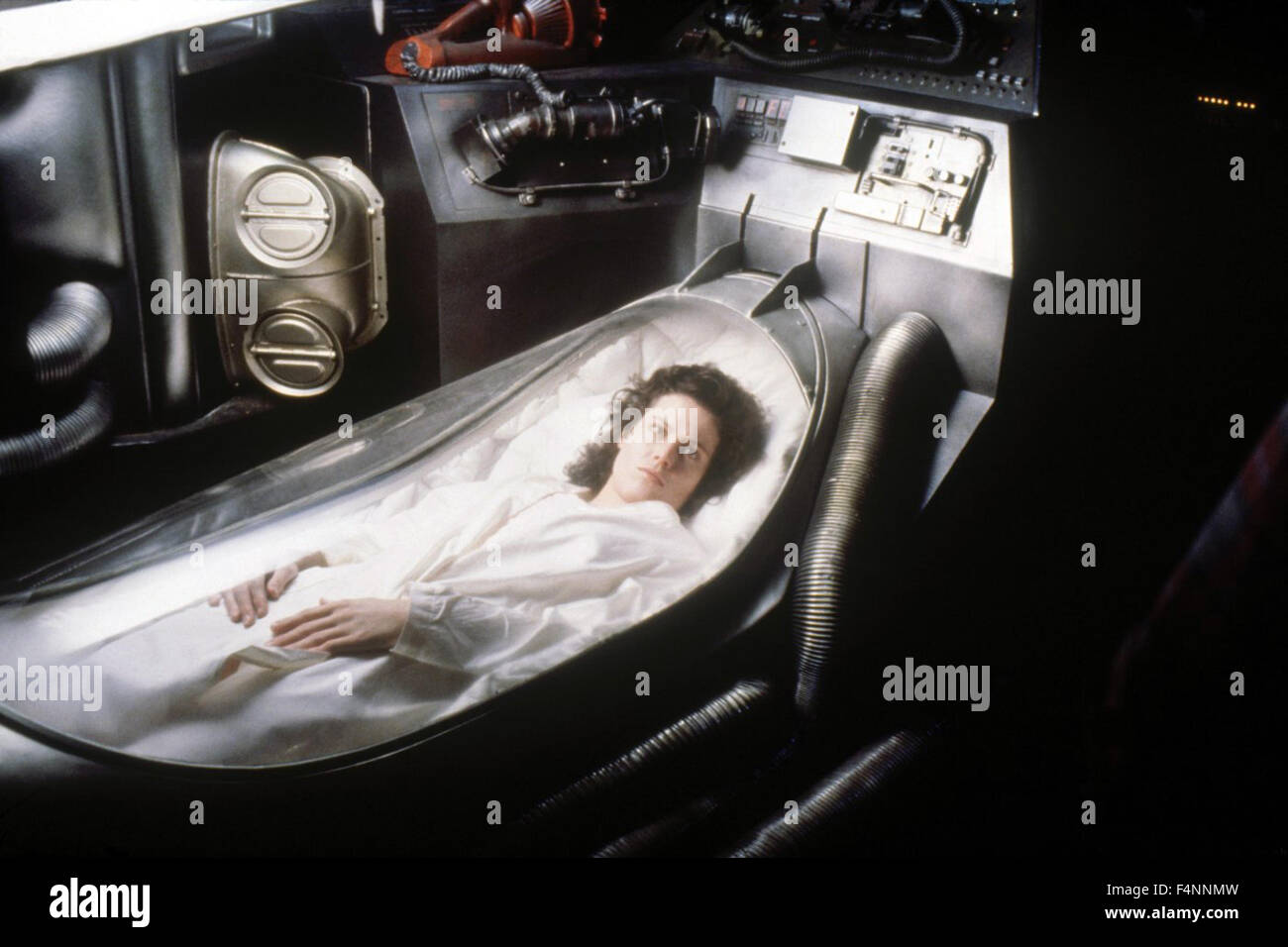 Alien ist ein 1979 Science-Fiction-Horror-Film unter der Regie von Ridley Scott und starring Tom Skerritt, Sigourney Weaver, Veronica Cartwright, Harry Dean Stanton, John Hurt, Ian Holm und Yaphet Kotto.  Dieses Foto ist nur zu redaktionellen Zwecken und unterliegen dem Copyright von der Filmgesellschaft und/oder der Fotograf von dem Film oder der Firma zugeordnet und kann nur durch Veröffentlichungen im Zusammenhang mit der Förderung der oben genannten Film reproduziert werden. Eine obligatorische Gutschrift auf die Filmgesellschaft ist erforderlich. Der Fotograf sollte auch angerechnet werden, wenn bekannt. Stockfoto