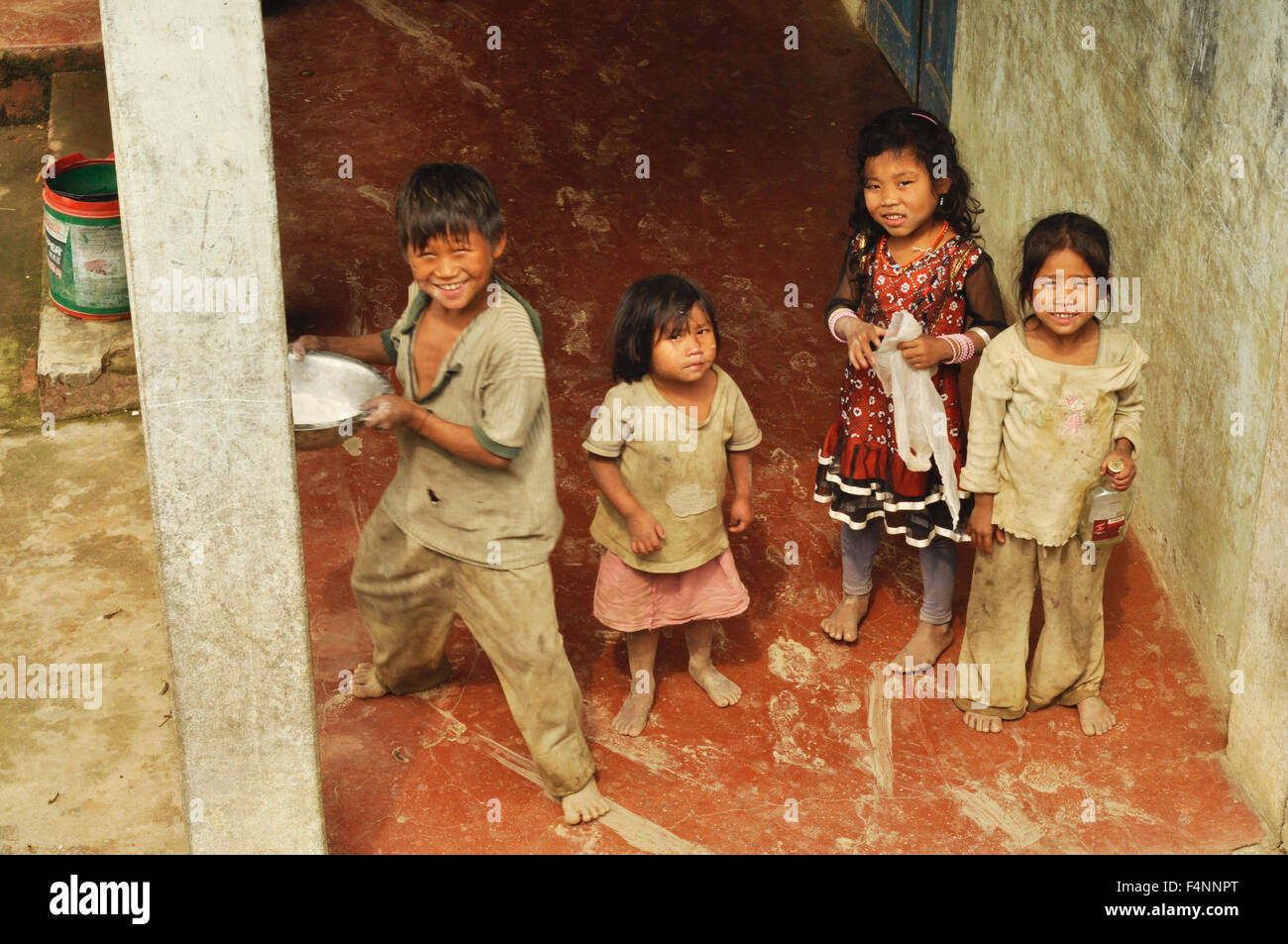 Nagaland, Indien - März 2012: Gruppe lächelnder verspielten Kinder Blick auf Kamera im Dorf von Phuktong in Nagaland, abgelegenen region Stockfoto