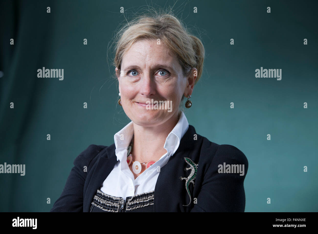 Cressida Cowell, der englischen Kinderbuchautorin bekannt für die Romanverfilmung wie Drachenzähmen, an das Edinburgh International Book Festival 2015. Edinburgh, Schottland. 29. August 2015 Stockfoto