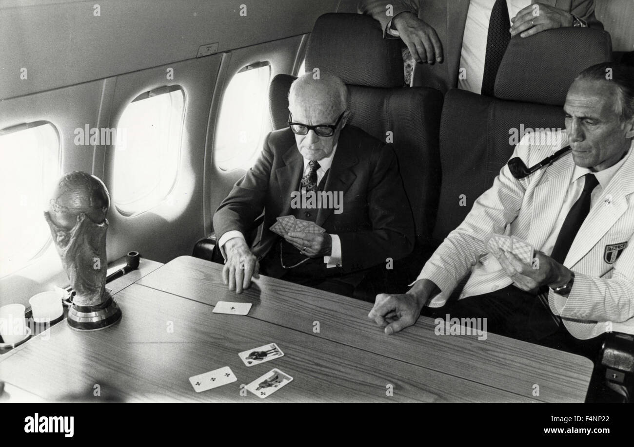 Der italienische Staatspräsident Sandro Pertini und CT der nationalen Fußball Enzo Bearzot Spielkarten auf der Ebene seiner Rückkehr aus Spanien 1982 Weltmeisterschaften, Italien Stockfoto