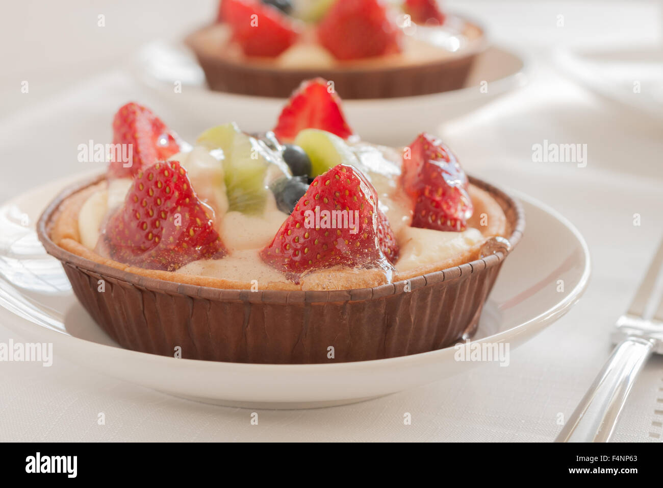 Obstkuchen, gefüllt mit Creme Patissiere Erdbeeren Kiwis und Heidelbeeren gemacht Stockfoto