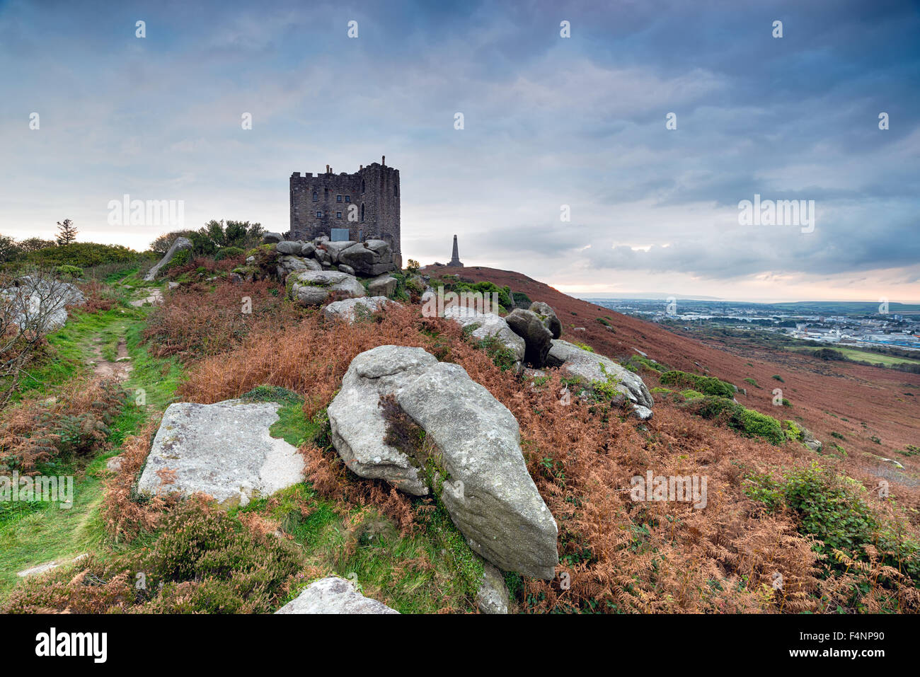 Wolken über Carn Brea Burg über Redruth in Cornwall Stockfoto