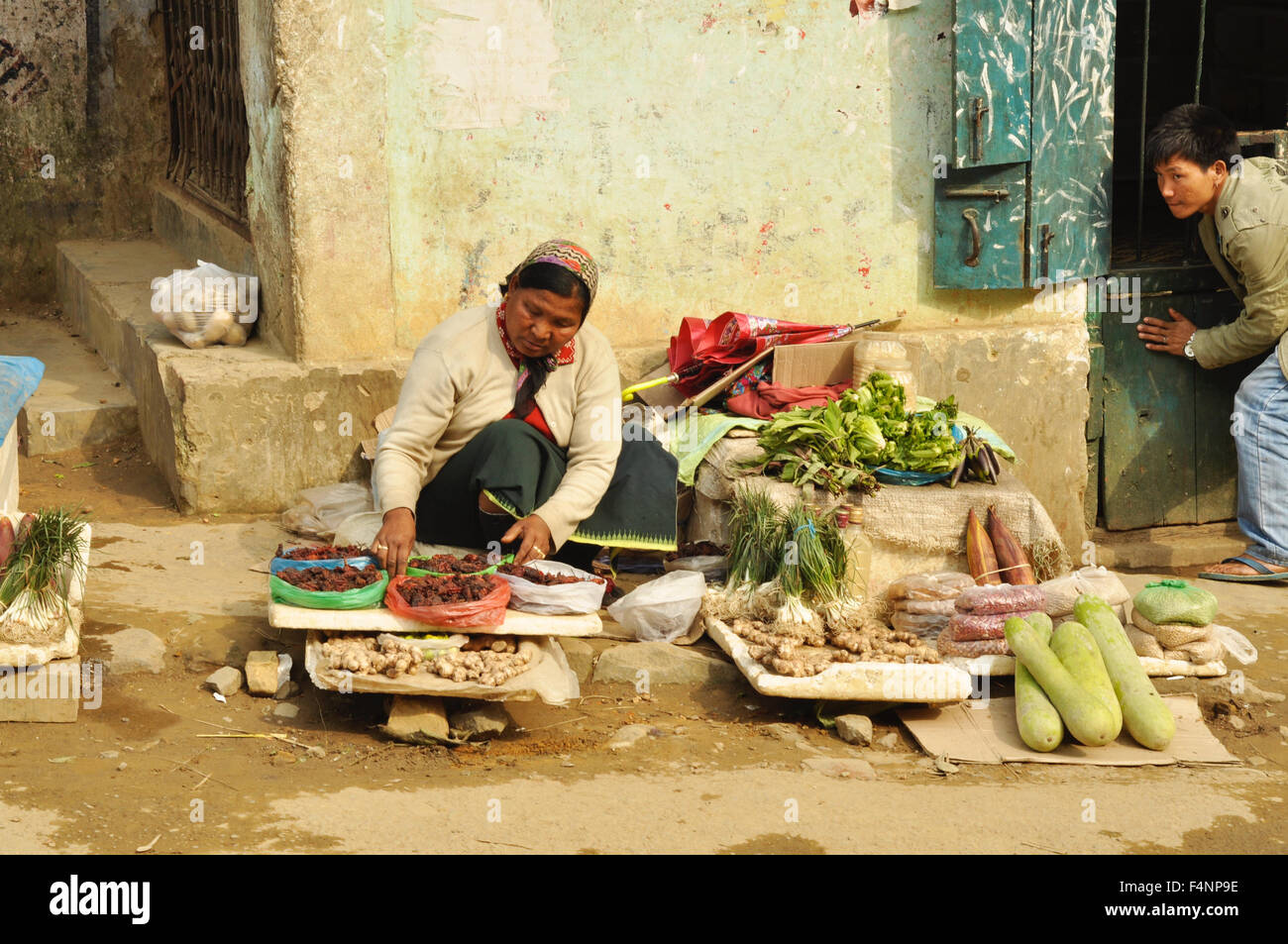 Nagaland, Indien - März 2012: Porträt von unbekannten alten Mann in traditionellen entfernten Dorf Phuktong in Nagaland, Indien. Doc Stockfoto