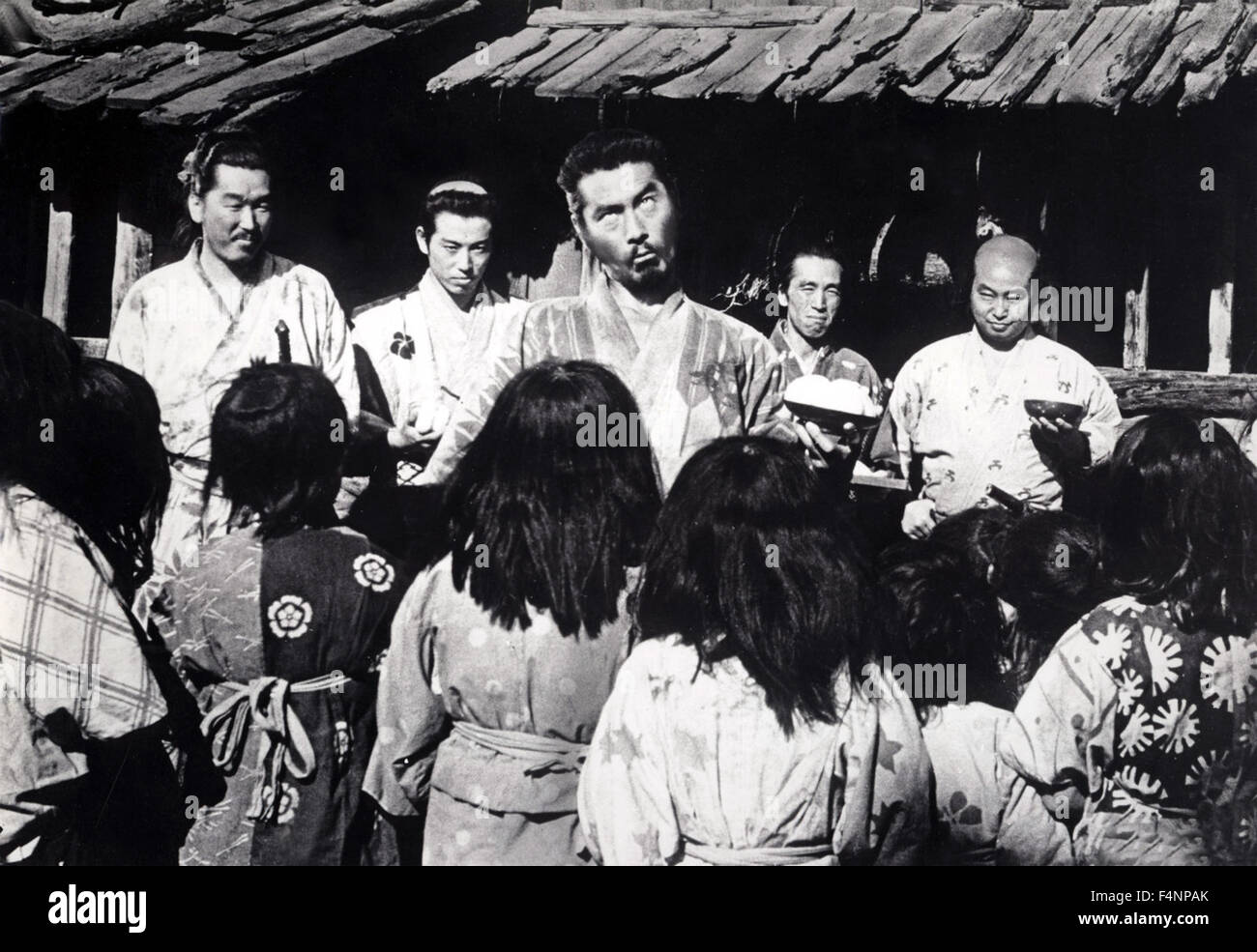 Sieben Samurai ist ein 1954 japanische abendfüllenden Abenteuer-Film Co-geschrieben, bearbeitet und unter der Regie von Akira Kurosawa.   Dieses Foto ist nur zu redaktionellen Zwecken und unterliegen dem Copyright von der Filmgesellschaft und/oder der Fotograf von dem Film oder der Firma zugeordnet und kann nur durch Veröffentlichungen im Zusammenhang mit der Förderung der oben genannten Film reproduziert werden. Eine obligatorische Gutschrift auf die Filmgesellschaft ist erforderlich. Der Fotograf sollte auch angerechnet werden, wenn bekannt. Stockfoto