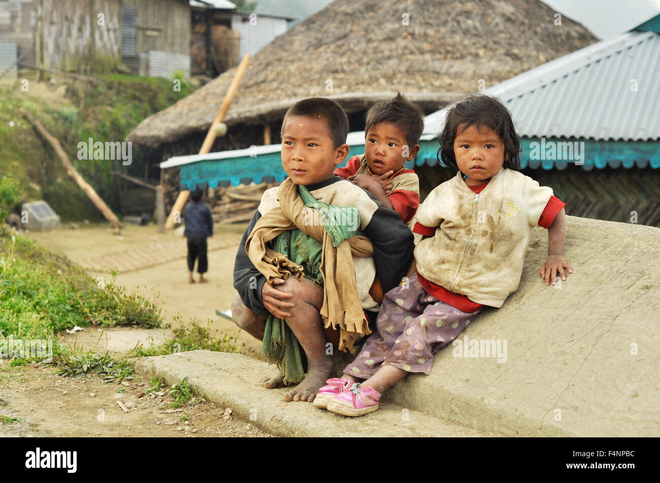 Nagaland, Indien - März 2012: Arme Kinder auf der Straße des Dorfes in Nagaland, abgelegenen Region von Indien. Redaktion Dokumentarfilm. Stockfoto