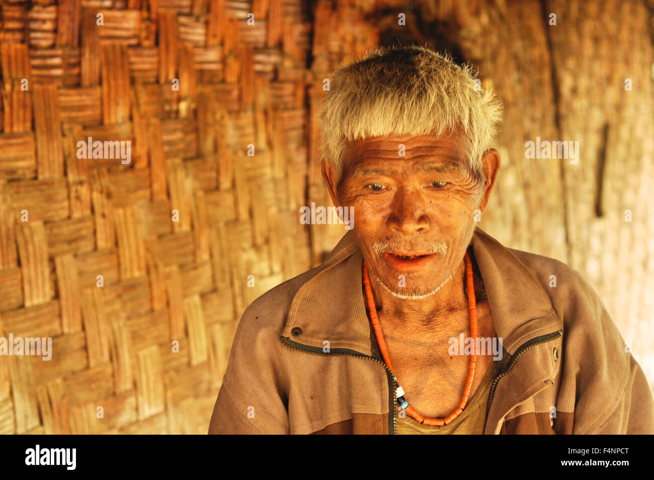 Nagaland, Indien - März 2012: Porträt von unbekannten alten Mann in traditionellen entfernten Dorf Phuktong in Nagaland, Indien. Doc Stockfoto