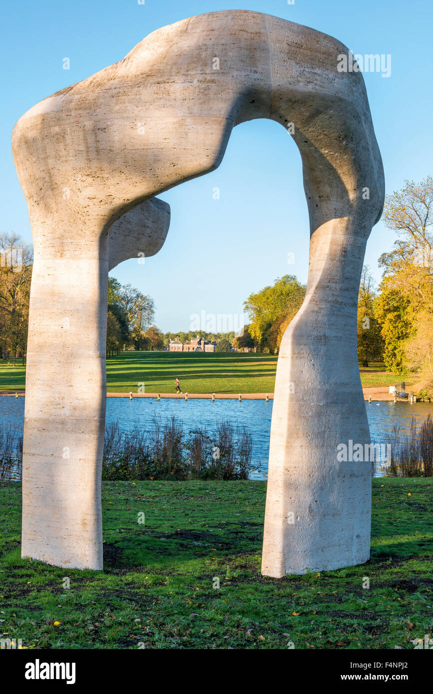 Henry Moore Arch, Kensington-Palast über das lange Wasser, Avenue of Lime Trees, Kensington Gardens, London Stockfoto
