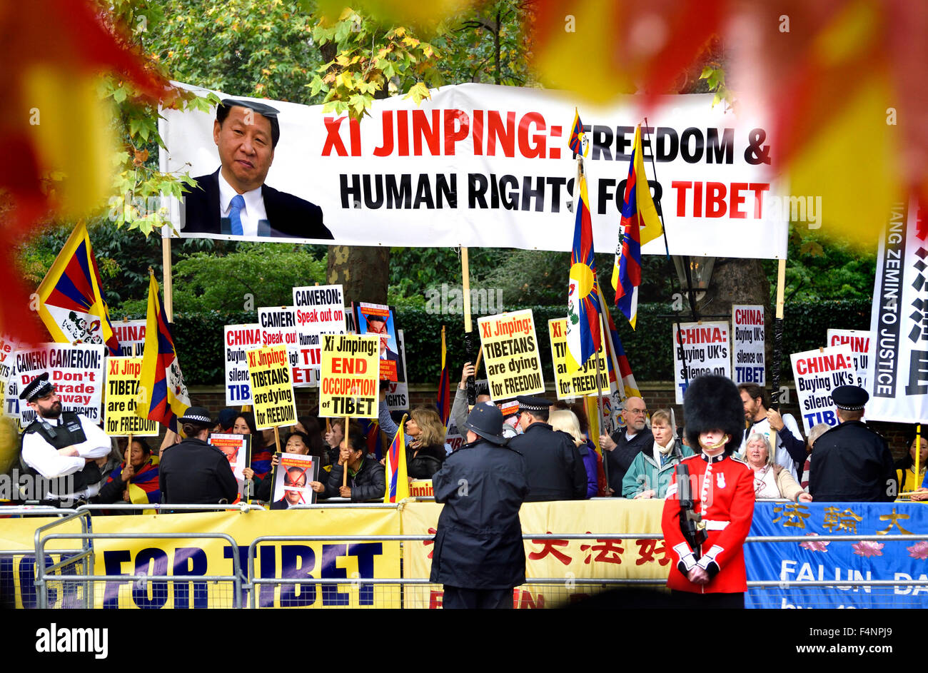 London. Demonstranten in der Mall als chinesischen Staatspräsidenten Xi Jinping beginnt seines London-Besuchs 20. Oktober 2015 Stockfoto