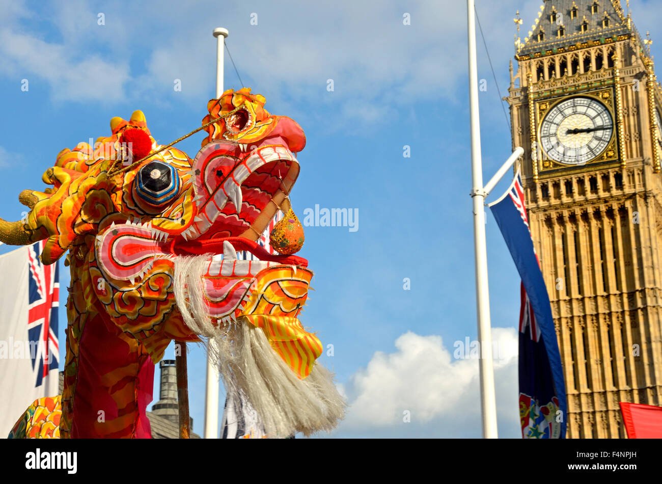 London. Chinesische Drachen Perforn in Parliament Square, warten auf die Ankunft der chinesischen Staatspräsidenten Xi Jinping, 20. Oktober 2015 Stockfoto