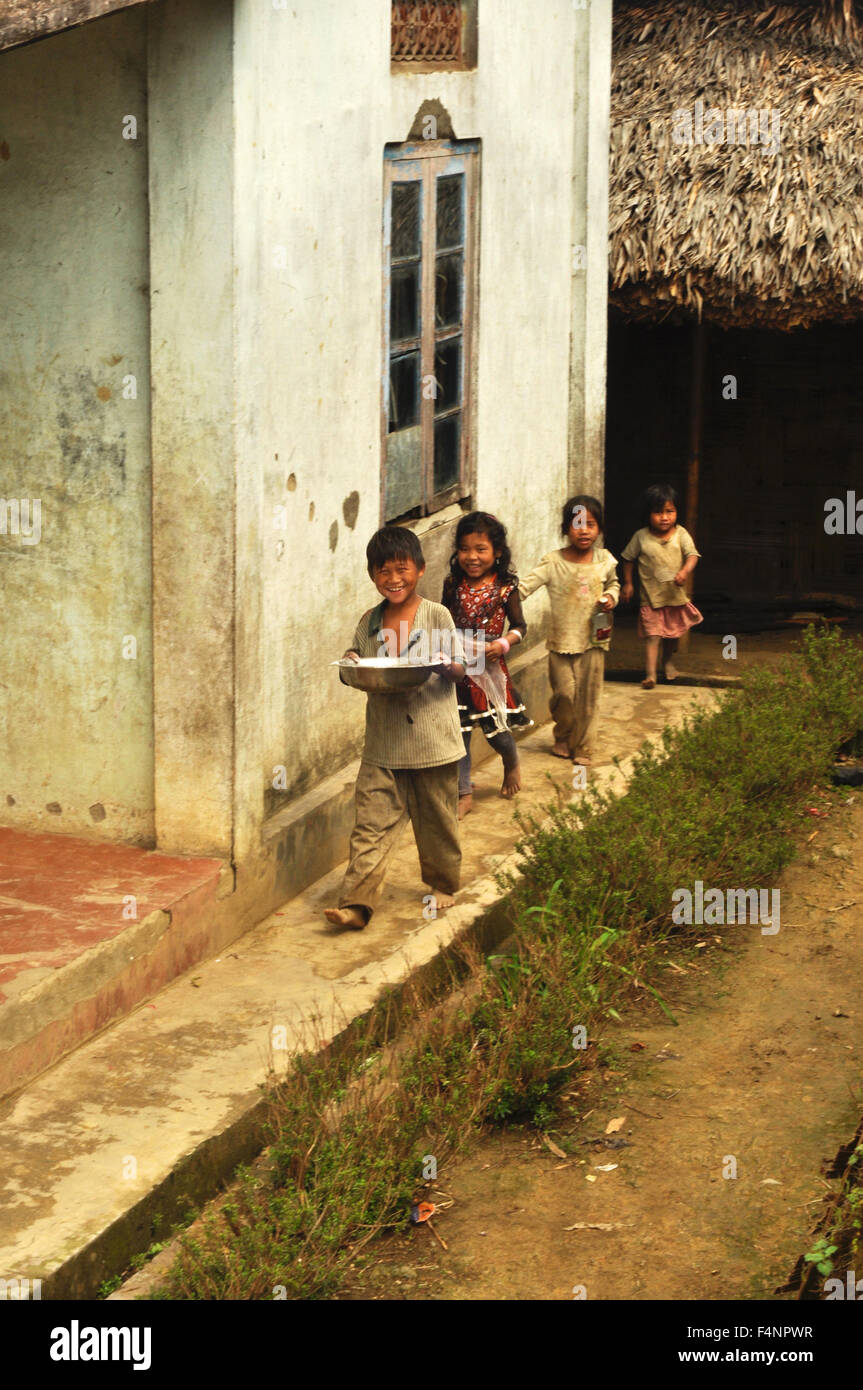 Nagaland, Indien - März 2012: Gruppe von kleinen Kindern im Dorf von Phuktong in Nagaland, abgelegenen Region in Indien. Dokumentarfilm Ed Stockfoto