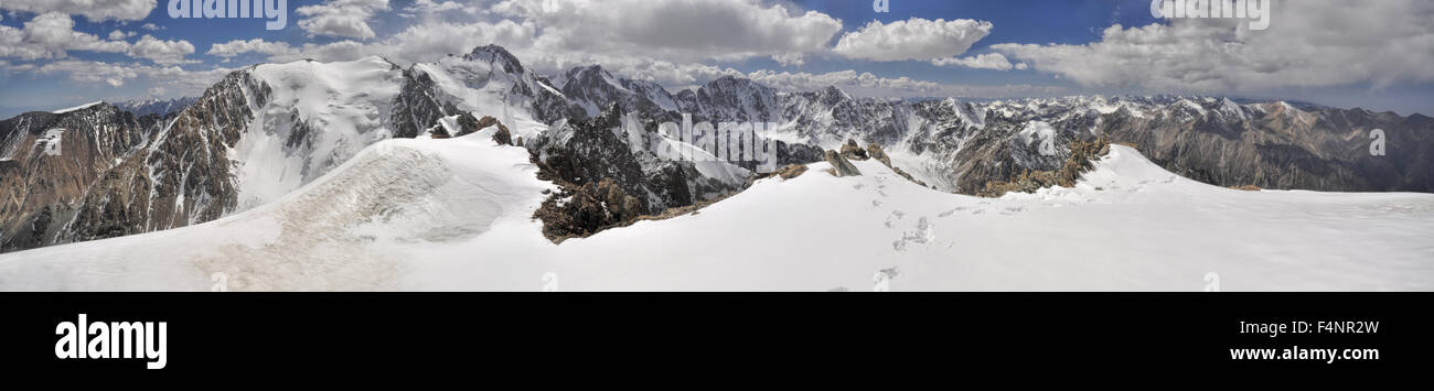 Malerische Panorama der höchste Berggipfel in Ala Archa Nationalpark im Tian Shan-Gebirge in Kirgisistan Stockfoto