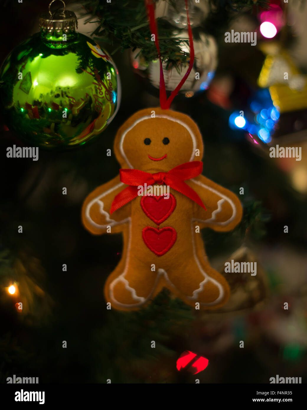 Lebkuchen Mann Dekoration hängen von einem Weihnachtsbaum Stockfoto