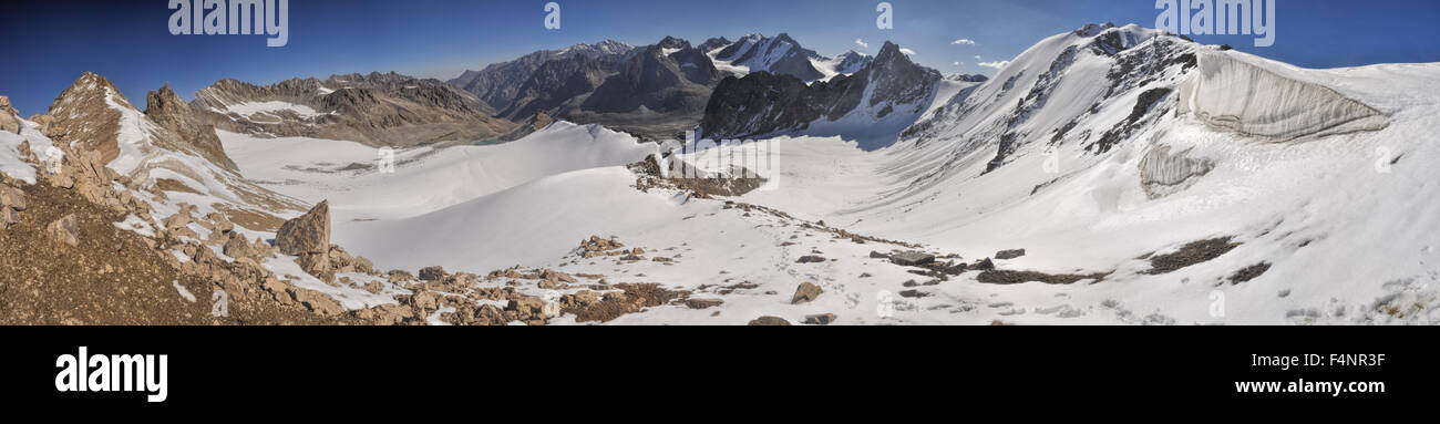 Malerische Panorama der höchste Berggipfel in Ala Archa Nationalpark im Tian Shan-Gebirge in Kirgisistan Stockfoto