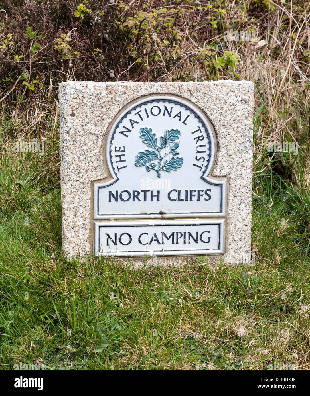 National Trust Omega Schild am nördlichen Klippen Portreath Cornwall South West England UK Stockfoto