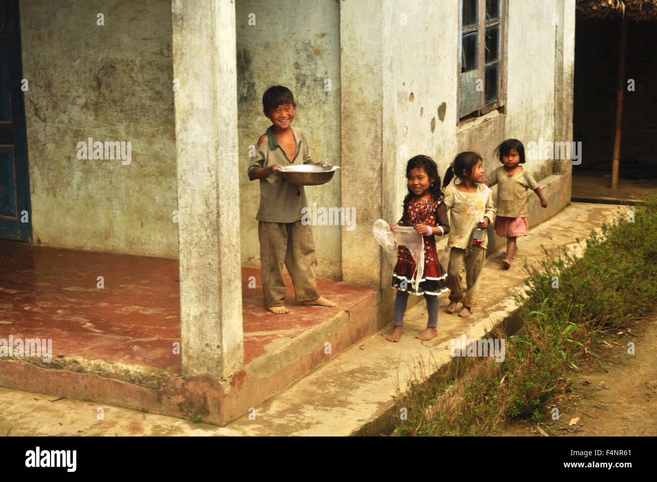 Nagaland, Indien - März 2012: Gruppe von kleinen glücklichen Kindern im Dorf von Phuktong in Nagaland, abgelegenen Region in Indien. Dokuments Stockfoto