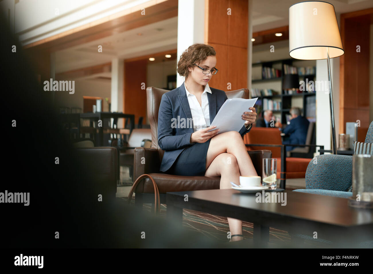 Schuss der junge Geschäftsmann sitzen im Café lesen von Dokumenten. Kaukasische Geschäftsfrau durchläuft einige Papiere. Stockfoto