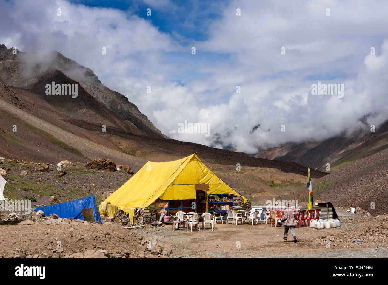 Himachal Pradesh, Indien, Lahaul und Spiti, Patsio, Zelt Unterkunft und Straßenrand café Stockfoto