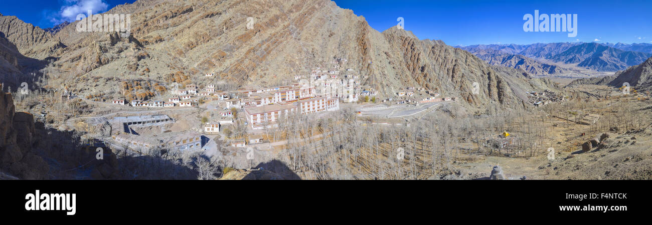 Malerische Aussicht von Schreinen und Tempeln des Dorfes in der Region Ladakh, Indien Stockfoto
