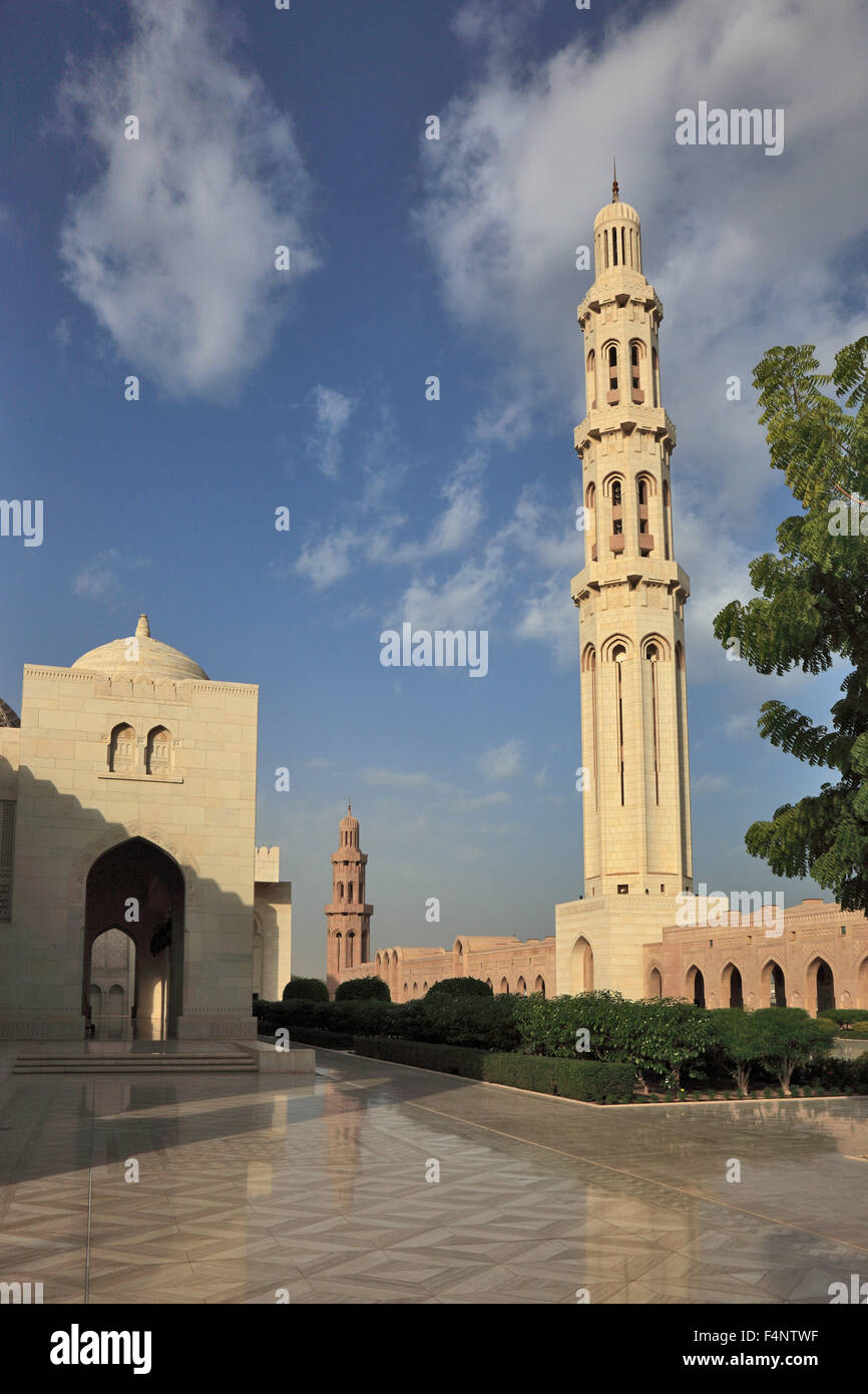Die große Sultan-Qabus-Moschee in Maskat ist die Hauptmoschee in Oman. Sie gilt als eines der wichtigsten Gebäude des c Stockfoto