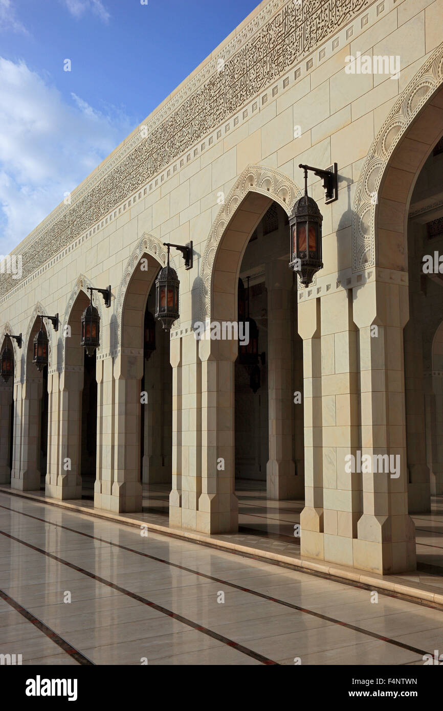 Die große Sultan-Qabus-Moschee in Maskat ist die Hauptmoschee in Oman. Sie gilt als eines der wichtigsten Gebäude des c Stockfoto