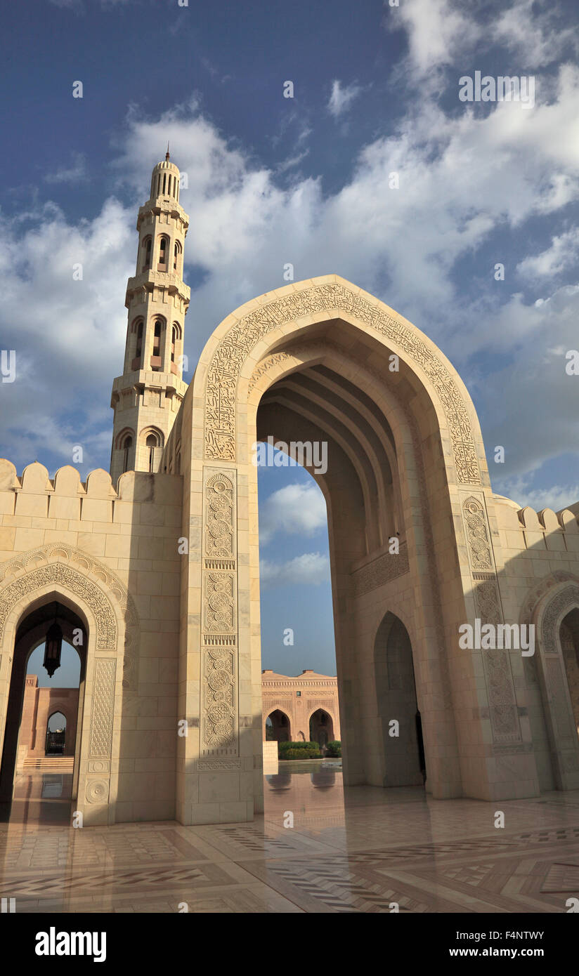 Die große Sultan-Qabus-Moschee in Maskat ist die Hauptmoschee in Oman. Sie gilt als eines der wichtigsten Gebäude des c Stockfoto