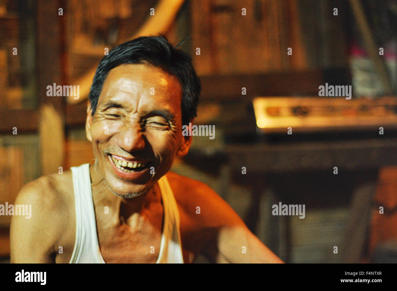 Nagaland, Indien - März 2012: Unidentified Arbeiter lacht in Nagaland, abgelegenen Region von Indien. Redaktion Dokumentarfilm. Stockfoto