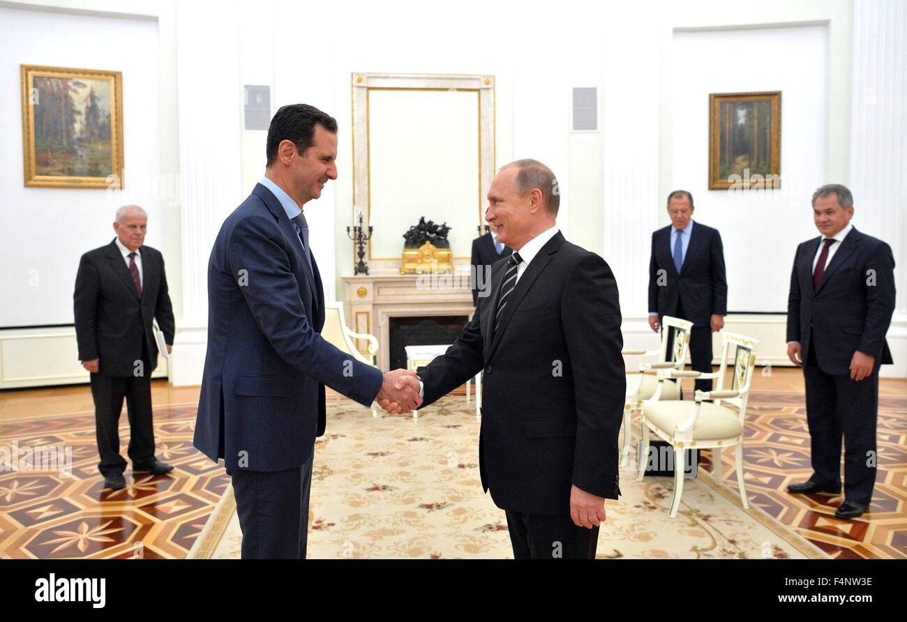 Moskau, Russland. 20. Oktober 2015. Präsident Vladimir Putin begrüßt syrischen Präsidenten Bashar Assad vor ihrem Treffen im Kreml 20. Oktober 2015 in Moskau, Russland. Assad wurde in Moskau auf seiner ersten Reise ins Ausland seit Ausbruch des Krieges in Syrien. Stockfoto