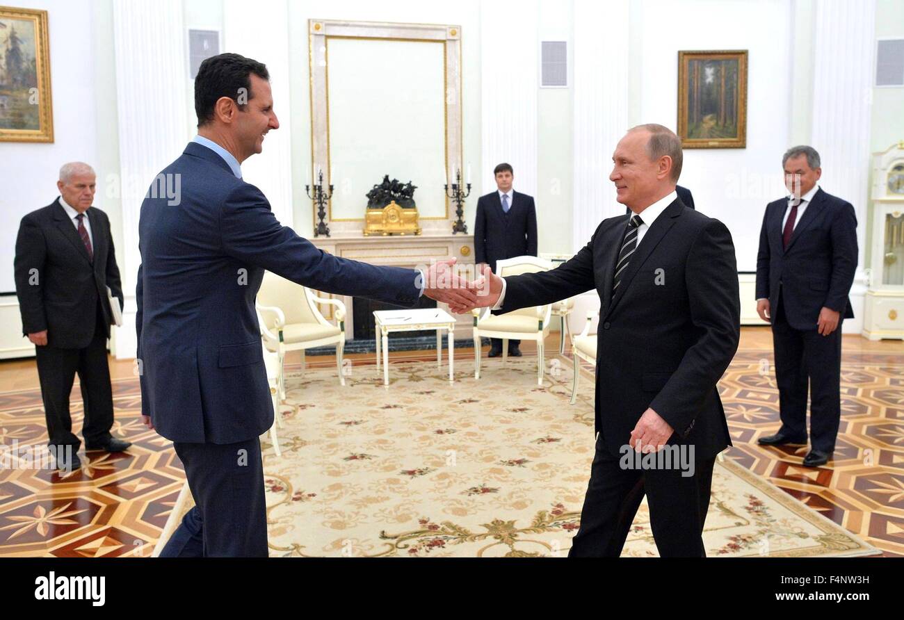 Moskau, Russland. 20. Oktober 2015. Präsident Vladimir Putin begrüßt syrischen Präsidenten Bashar Assad vor ihrem Treffen im Kreml 20. Oktober 2015 in Moskau, Russland. Assad wurde in Moskau auf seiner ersten Reise ins Ausland seit Ausbruch des Krieges in Syrien. Stockfoto