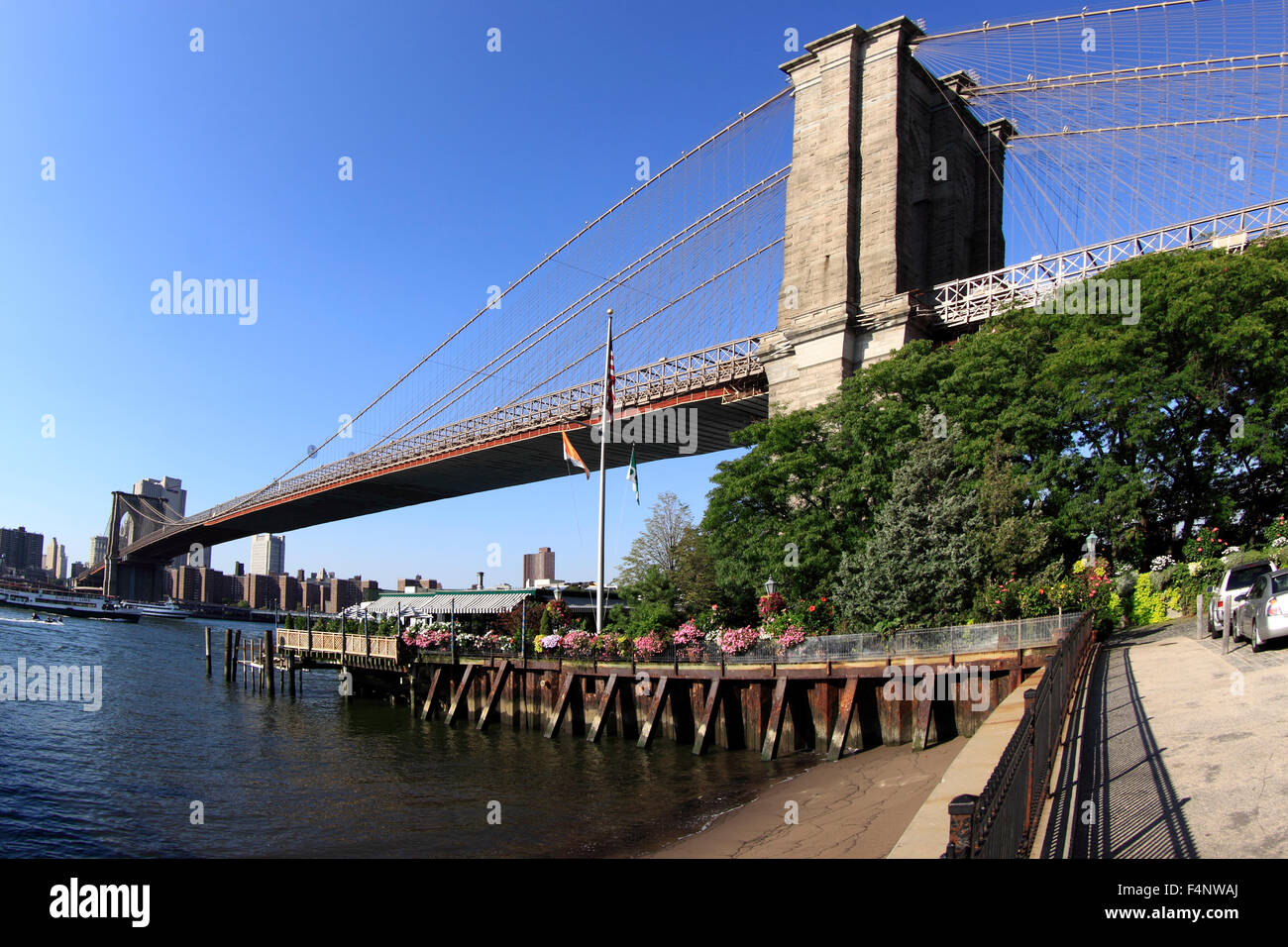 Die Brooklyn Bridge, Blick nach Westen in Richtung Manhattan New York City Stockfoto