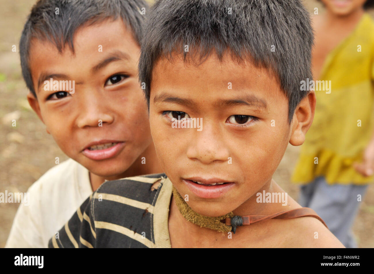 Nagaland, Indien - März 2012: Kleines Dorf jungen neugierig auf Kamera in Nagaland, abgelegenen Region von Indien. Redaktionelle Dokumentation Stockfoto