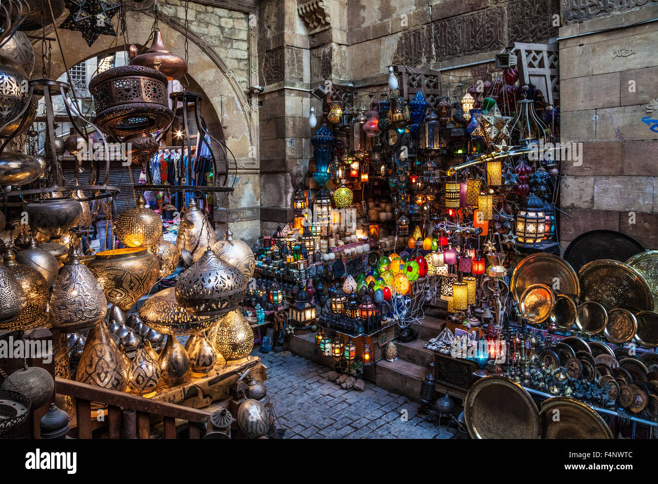 Traditionelle arabische Laternen und Lampen im Souk Khan el-Khalili in Kairo  Stockfotografie - Alamy