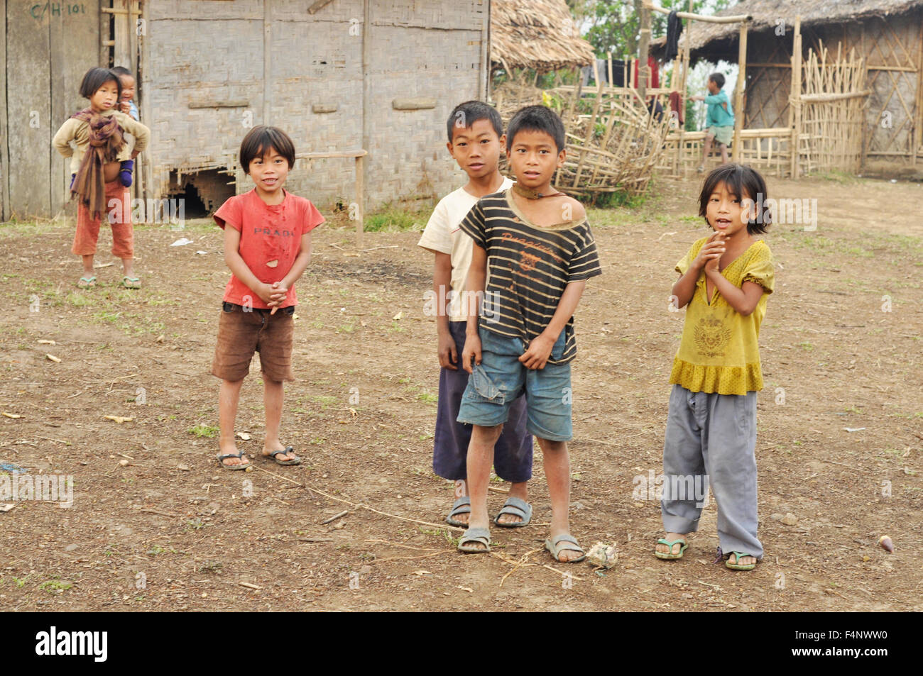 Nagaland, Indien - März 2012: Gruppe von armen Kindern in Nagaland, abgelegenen Region von Indien. Redaktion Dokumentarfilm. Stockfoto