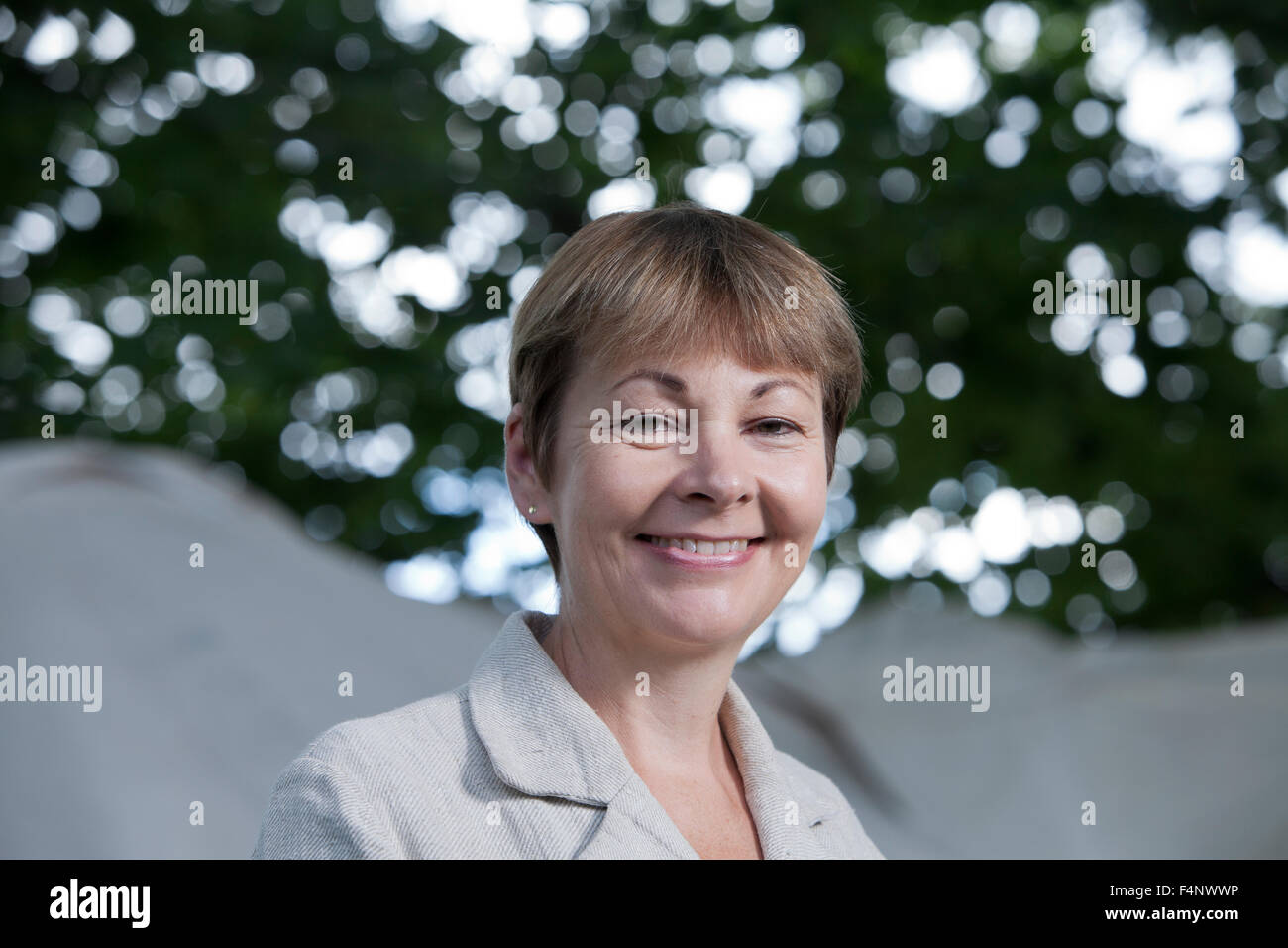 Caroline Lucas, britischer Politiker, grüne MP und Autor, auf dem Edinburgh International Book Festival 2015. Stockfoto
