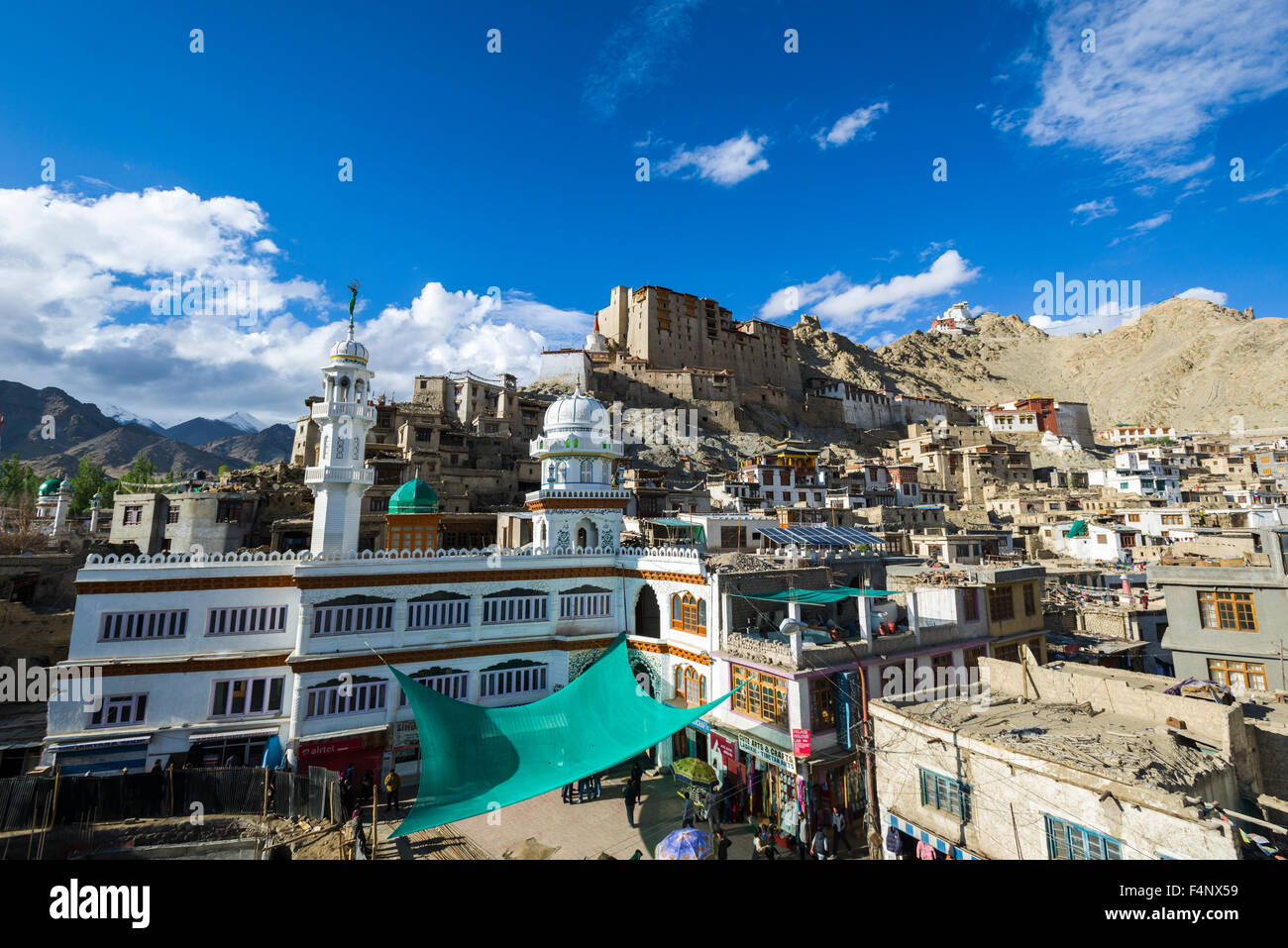 Die Jama Masjid und der alte Palast stehen aus dem alten Teil der Stadt, Namgyal Tsemo Gompa und tsemo Festung hoch oben auf einem Stockfoto