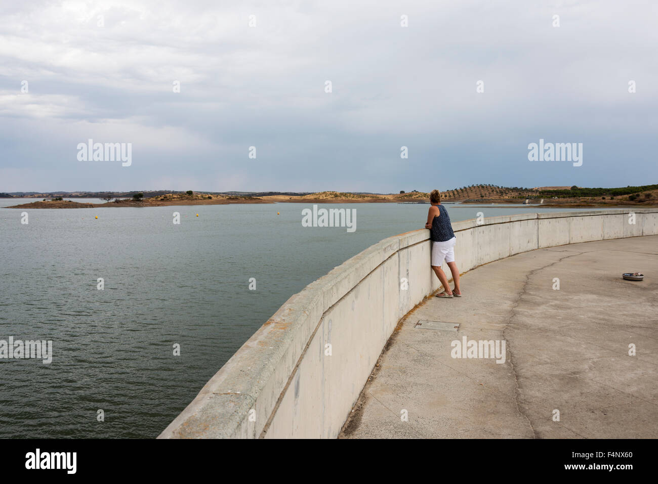 Frau, Blick auf den großen See, der Albufeir tun Alquava in Portugal Stockfoto