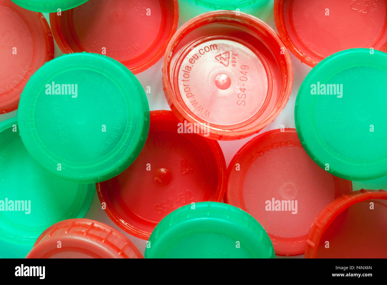 Rote und grüne Milchflaschenauflagen aus Kunststoff - HDPE-Polyethylen hoher Dichte Stockfoto