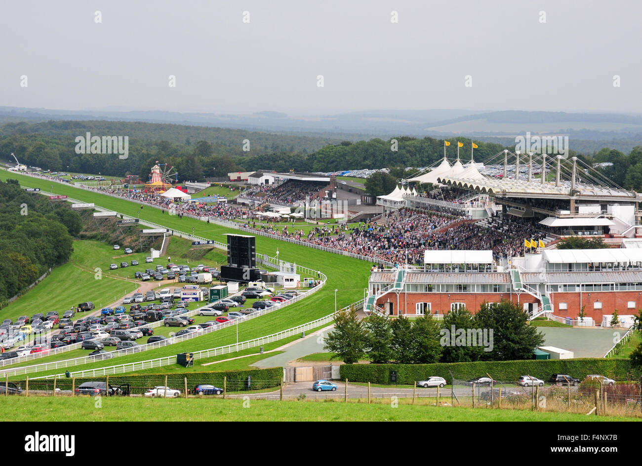 Die Rennstrecke Goodwood von Trundle Hill gesehen. das Ende eines Rennens. Stockfoto