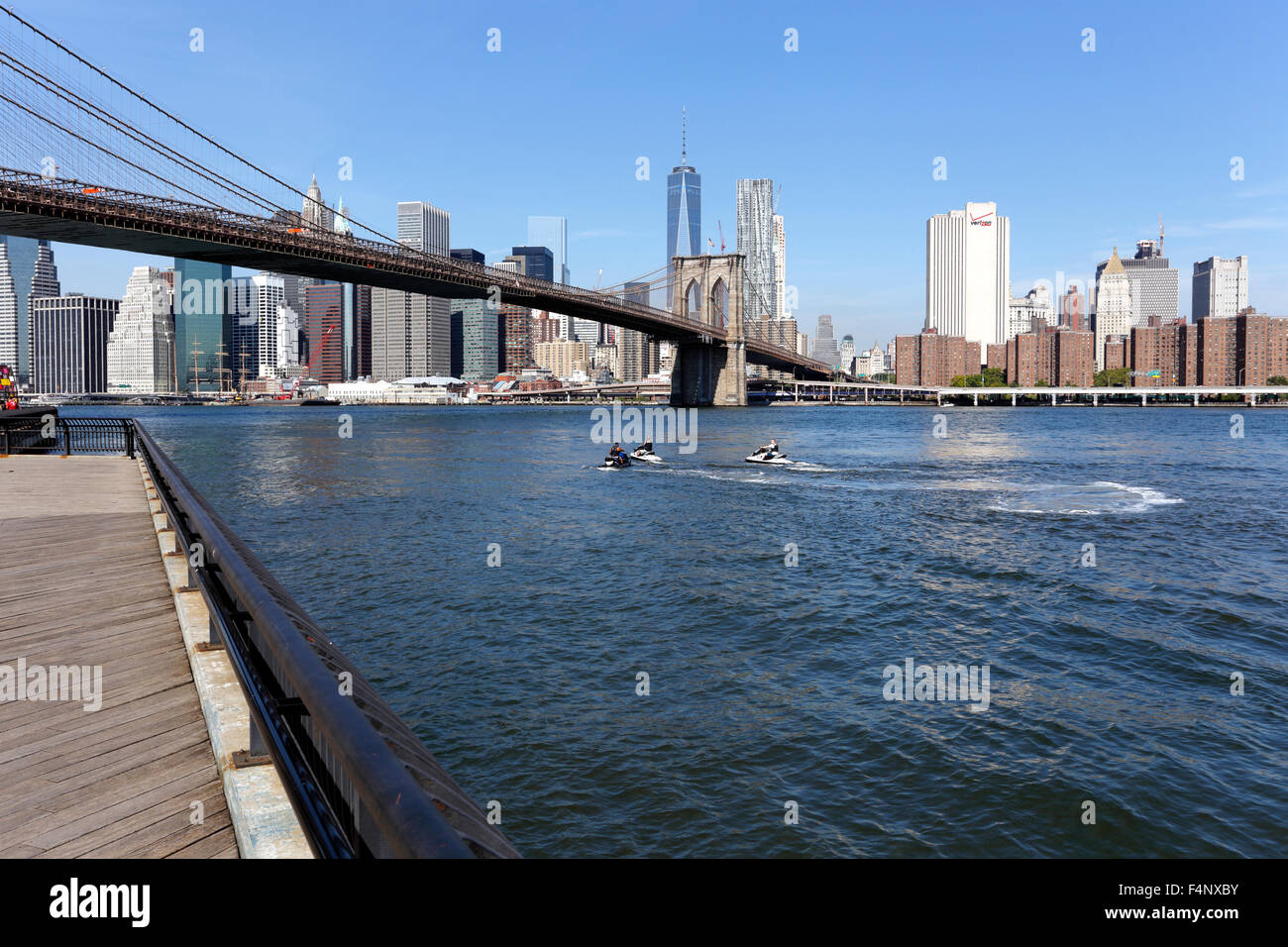 Jet-Skifahrer am East River in der Nähe der Brooklyn Bridge New York City Stockfoto