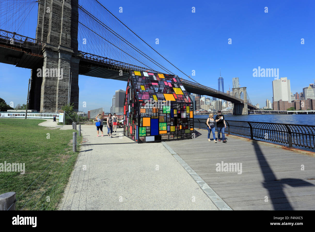 Ansicht des unteren Manhattan Skyline aus Brooklyn Bridge Park New York City mit des Künstlers Tom Fruin Kolonihavehus Reisen plexigla Stockfoto